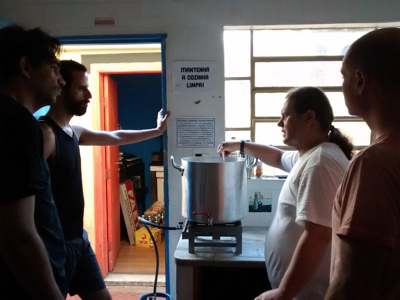 Arquivo:Conversando e brassando.jpg