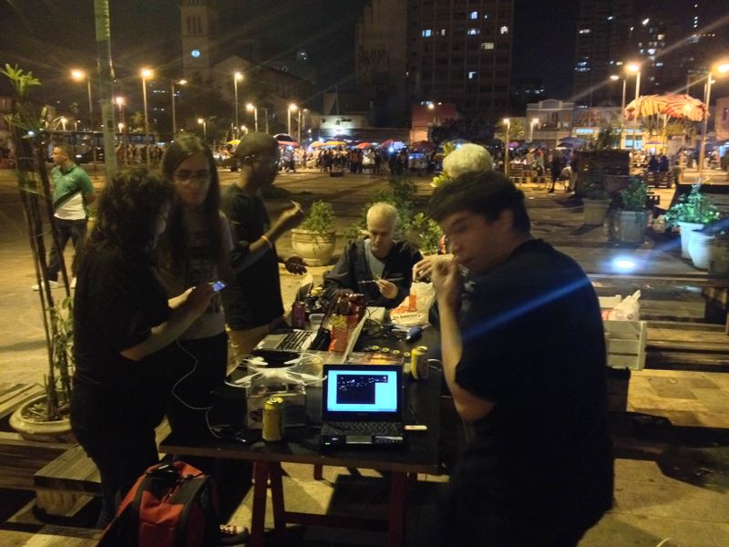 Arquivo:Hackerspacenapracafev2015-3.jpg